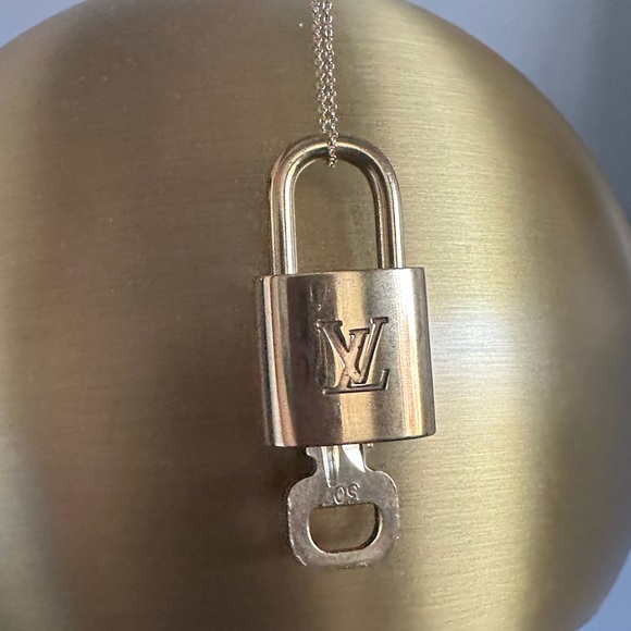 LOUIS VUITTON | #302 #303 #315 #323 lock and key | shiny and classic | - Picture 8 of 14